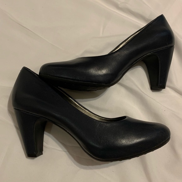 easy spirit navy pumps